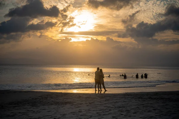 Sylwetka Romantycznej Pary Cieszącej Się Zachodem Słońca Plaży Podczas Zachodu — Zdjęcie stockowe