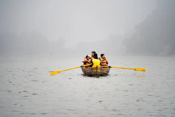 Nanital Uttarakhand India Приблизно 2022 Барвистий Човен Жовтими Веслами Червоними — стокове фото