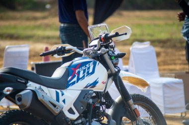 Gurgaon, Delhi, Hindistan - 2022 dolaylarında Heros ile off road xpulbike yarışları bir off road pistinde beyazlar içinde binicisi olmadan duruyordu.