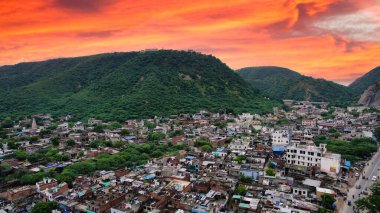 Kırsal kesimdeki ünlü Chulgiri Jain Tapınağı 'na doğru uçan hava aracı görüntüsü. Ghat ki guni tüneli, beyaz bina yemyeşil aravalli tepelerinin tepesinde yer alıyordu.