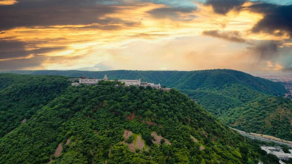 Antenn Drönare Skott Flyger Mot Den Berömda Landmärke Chulgiri Jain — Stockfoto