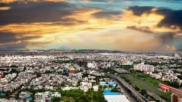 Muson Bulutları Altında Kalabalık Binalar Hızlı Giden Trafik Jaipur Alacakaranlıkta — Stok fotoğraf