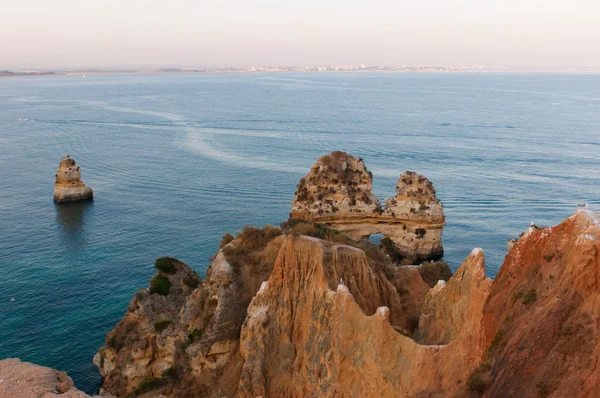 Puesta de sol en el Algarve y hermosos acantilados, Portugal — Foto de Stock