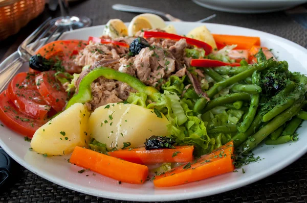 ton balığı salatası, havuç, patates, domates, taze fasulye ile hizmet