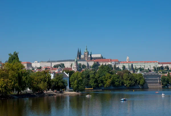 Panorama de Prague avec le pont Charles et la cathédrale Saint-Vitus — Photo