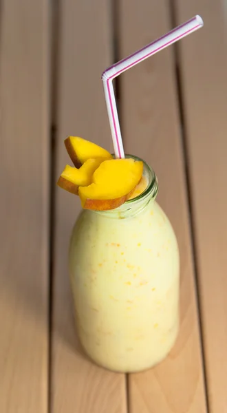 Milk shake med mango. Royaltyfria Stockfoton
