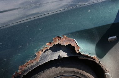 Eski bir yolcu vagonunun çürümüş bedeni.