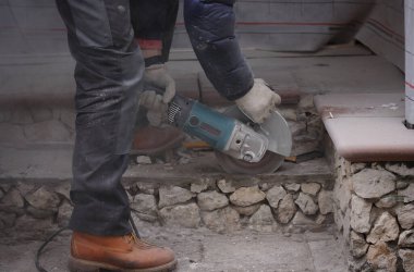 Kiremitleri yerleştirmeden önce basamağın kenarını elmas bir diskle düzleştiriyorum.