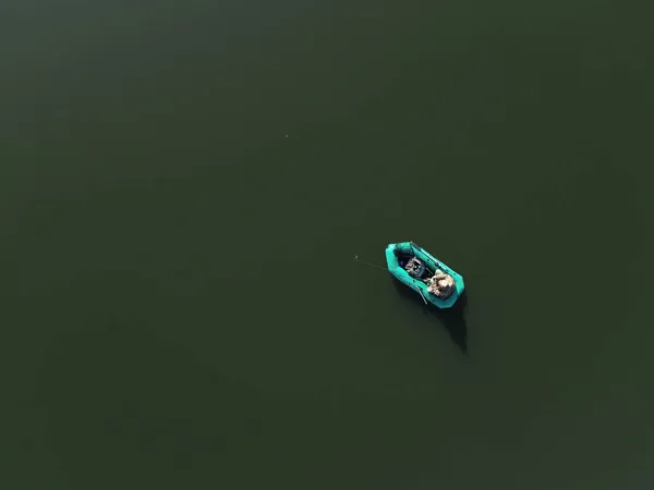 Ein Mann Einem Schlauchboot Fischt Mitten Fluss — Stockfoto