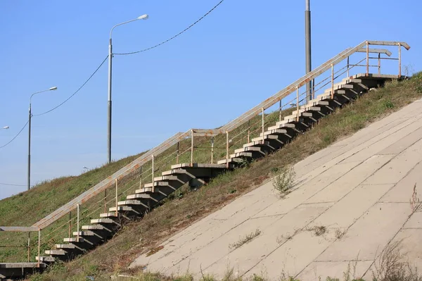 Treppe Mit Betonstufen Zum Aufstieg Auf Die Straßenbrücke — Stockfoto