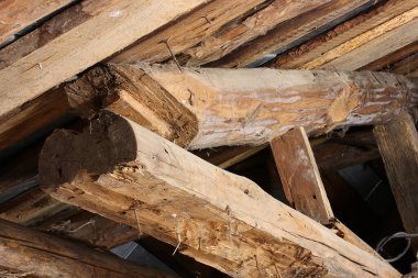 Eski ahşap bir evin çatı kirişleri ve kirişleri.