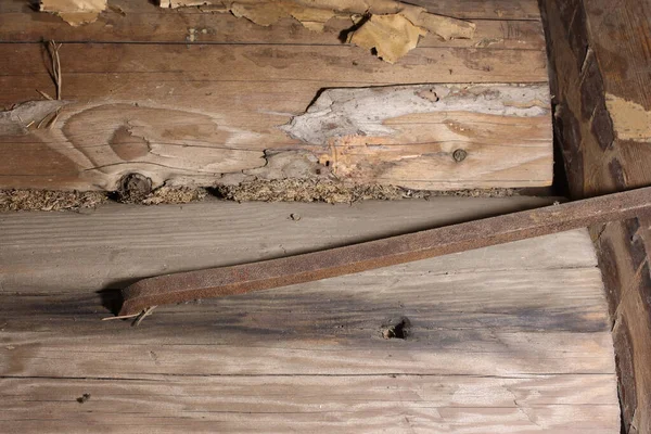 古い木造の家の丸太の金属製ブラケット — ストック写真