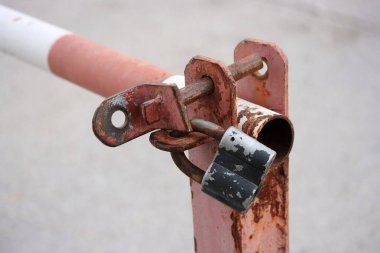 Bariyer direğinde asma kilit