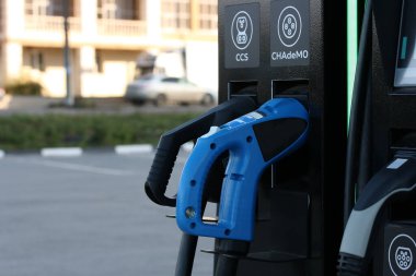 Elektrikli arabalar için şarj istasyonu