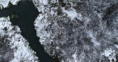 Kasım ayındaki ilk karla kaplı bankalar arasında küçük bir nehrin havadan görünüşü