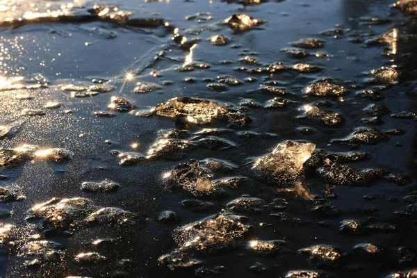 暗い氷の表面からの太陽光の反射 — ストック写真