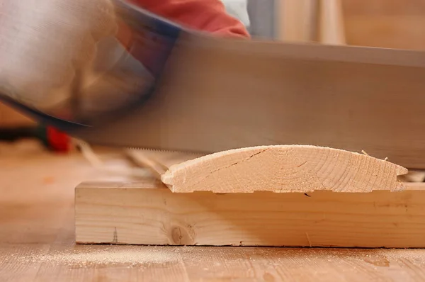 手で木の板を縫う — ストック写真