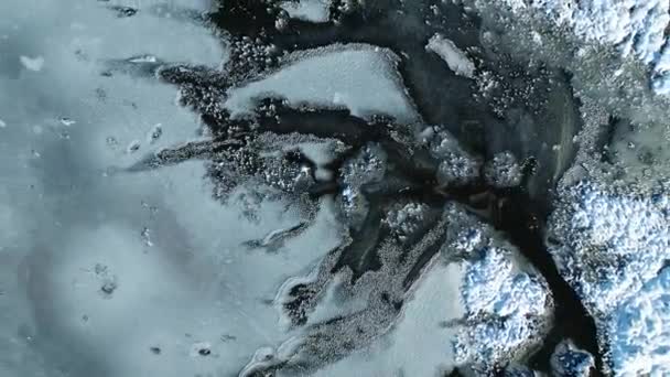 Natáčení Vzduchu Zamrzlé Řece Mezi Zasněženou Loukou — Stock video