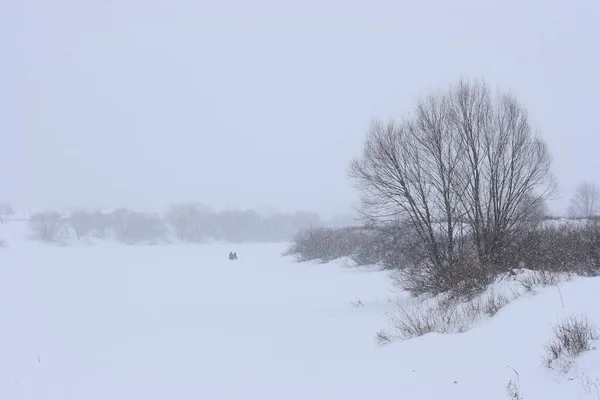 Fishermen Ice River Snowfall Cloudy Winter Day — Foto Stock