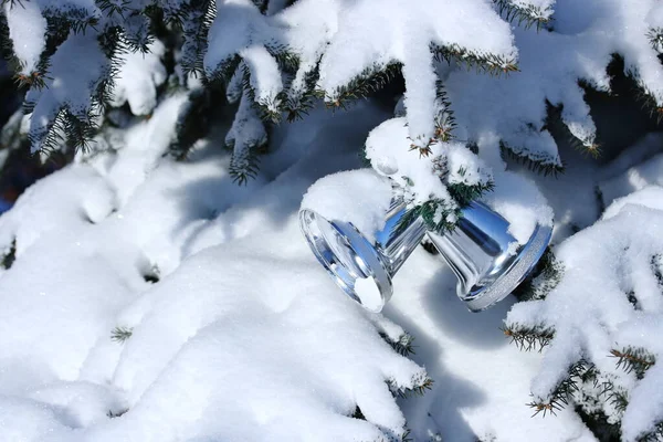 Brinquedos Contra Fundo Neve Ramo Verde Uma Árvore Natal — Fotografia de Stock