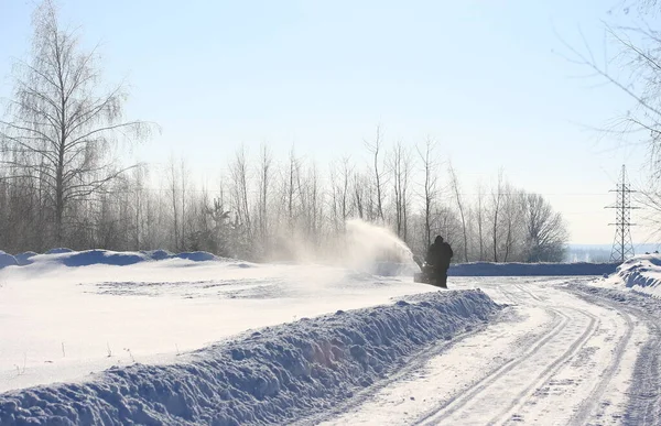 Nettoyer Route Neige Avec Chasse Neige Par Une Journée Ensoleillée Images De Stock Libres De Droits