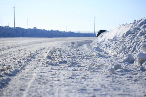 Strada Sgombra Dalla Neve Una Giornata Invernale Soleggiata — Foto Stock