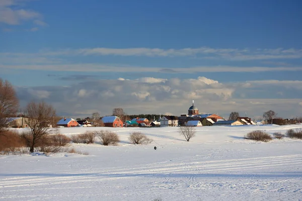 Vista Del Pueblo Desde Hielo Río Congelado Soleado Día Invierno — Foto de Stock