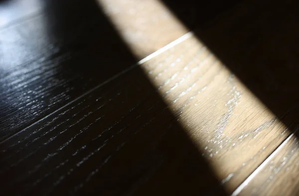 床の上の寄木細工の光の反射 — ストック写真