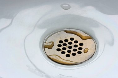 Lavabo deliğine su damlıyor.