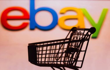 4 Ekim 2021, Brezilya. Bu resimde eBay ecommerce şirketinin logosu önünde bir alışveriş arabası görülüyor.