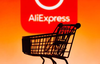 4 Ekim 2021, Brezilya. Bu resimde AliExpress e-ticaret şirketinin logosu önünde bir alışveriş arabası görülüyor.