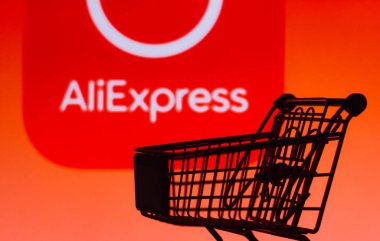 4 Ekim 2021, Brezilya. Bu resimde AliExpress e-ticaret şirketinin logosu önünde bir alışveriş arabası görülüyor.