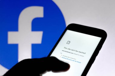 5 Ekim 2021, Brezilya. Bu fotoğraf illüstrasyonunda, bu siteye ulaşılamadığını söyleyen bir mesaj, arka planda Facebook logosu olan bir akıllı telefon ekranında internet bağlantısı hatası görüldü