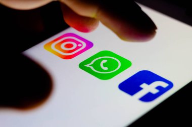 5 Ekim 2021, Brezilya. Bu resimde simge Instagram, WhatsApp ve Facebook uygulaması bir akıllı telefonda görüntülendi
