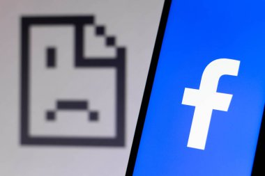 5 Ekim 2021, Brezilya. Bu resimde akıllı telefon ve arka planda görüntülenen Facebook logosu, internete bağlanamayan bir hata simgesi