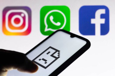 5 Ekim 2021, Brezilya. Bu resimde, arka planda Instagram, WhatsApp ve Facebook logoları olan akıllı telefon ekranında internet bağlantısı kurulamayan bir hata simgesi görüntülenir