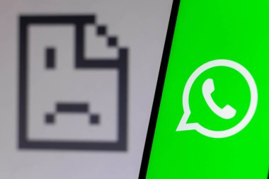 5 Ekim 2021, Brezilya. Bu resimde WhatsApp logosu akıllı bir telefonda ve arka planda, internet bağlantısı olmayan bir hata simgesinde görüntülenir