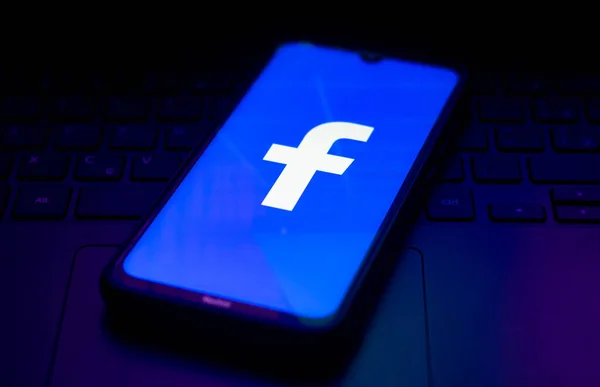Ekim 2021 Brezilya Resimde Facebook Logosu Bir Akıllı Telefonda Gösteriliyor — Stok fotoğraf