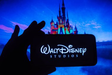 7 Ekim 2021, Brezilya. Bu resimde Walt Disney Stüdyoları 'nın logosu akıllı telefondan gösteriliyor.