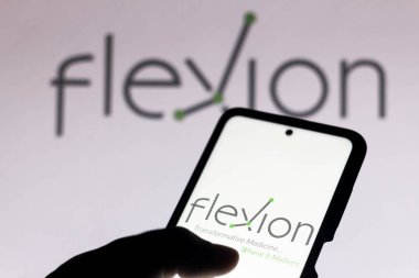 12 Ekim 2021, Brezilya. Bu resimde Flexion Therapeutics logosu akıllı telefondan gösteriliyor.