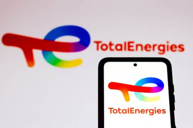 13 Ekim 2021, Brezilya. Bu resimde TotalEnergies logosu bir akıllı telefonda gösteriliyor