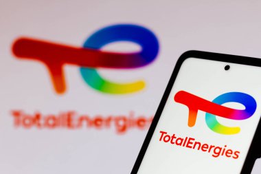 13 Ekim 2021, Brezilya. Bu resimde TotalEnergies logosu bir akıllı telefonda gösteriliyor