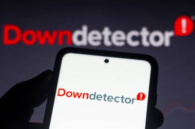 13 Ekim 2021, Brezilya. Bu resimde, Downdetector logosu bir akıllı telefon ve arka planda görüntülendi