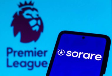 13 Ekim 2021, Brezilya. Bu fotoğraf illüstrasyonunda, Sorare logosu bir akıllı telefon ve Premier Lig logosu üzerinde arka planda görüntülendi.