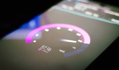 20 Ekim 2021, Brezilya. Bu resimde akıllı telefondan gösterilen internet hızını gösteren bir grafik var.