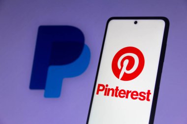 26 Ekim 2021, Brezilya. Bu resimde Pinterest logosu akıllı bir telefon ve arka planda PayPal logosu ile görüntülenmiş.