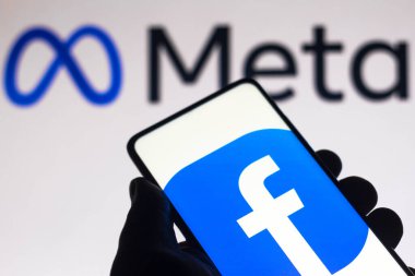 29 Ekim 2021, Brezilya. Bu resimde akıllı bir telefonda görüntülenen Facebook logosu ve arka planda Meta logosu görülüyor.