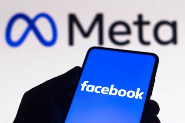29 Ekim 2021, Brezilya. Bu resimde akıllı bir telefonda görüntülenen Facebook logosu ve arka planda Meta logosu görülüyor.