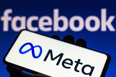 29 Ekim 2021, Brezilya. Bu resimde, Meta logosu akıllı bir telefonda ve arka planda Facebook logosunda görüntülendi.
