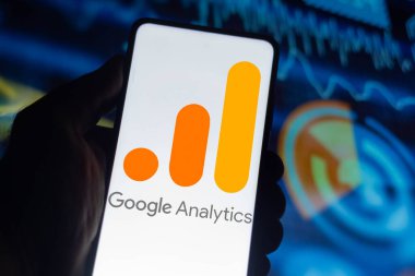 31 Ekim 2021, Brezilya. Bu resimde Google Analitik logosu bir akıllı telefonda gösteriliyor